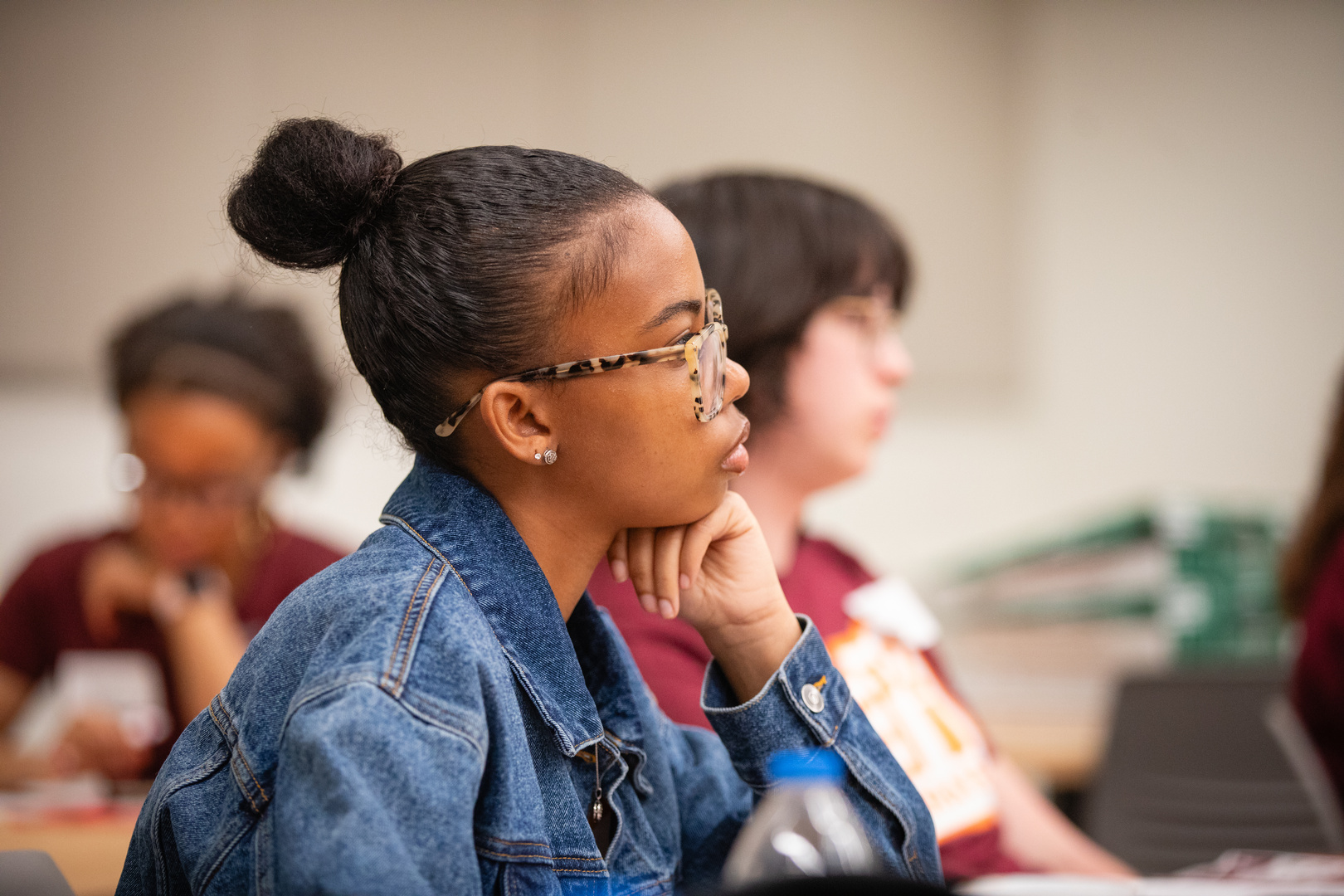 A female student paying attention to a lecture.